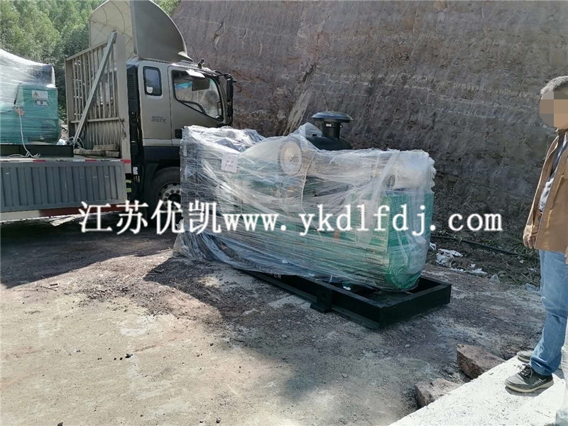 2020年10月22日，300KW康明斯發(fā)電機(jī)組3臺交付路面施工單位使用