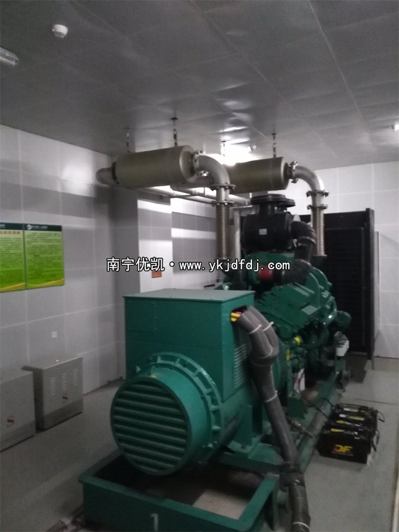 2022年5月6日，800KW康明斯發(fā)電機(jī)組順利通過驗并收交付某醫(yī)院