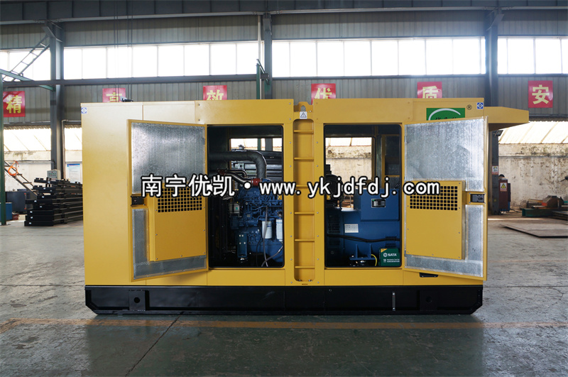 2022年11月21日，200KW玉柴發(fā)電機組靜音帶雨棚順利交貨