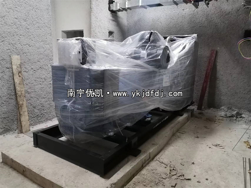 2022年12月29日，600kw玉柴發(fā)電機(jī)組柴油發(fā)電機(jī)到貨現(xiàn)場(chǎng)