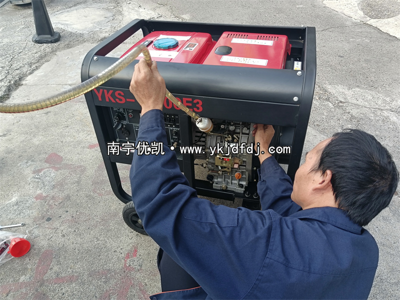 2023年11月24日，客戶到店自提8kw等功率柴油發(fā)電機(jī)組