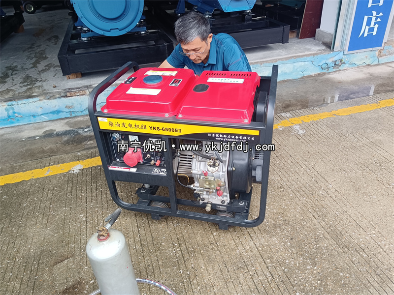 2024年5月19日，客戶(hù)到店自提一臺(tái)5KW等功率柴油發(fā)電機(jī)組