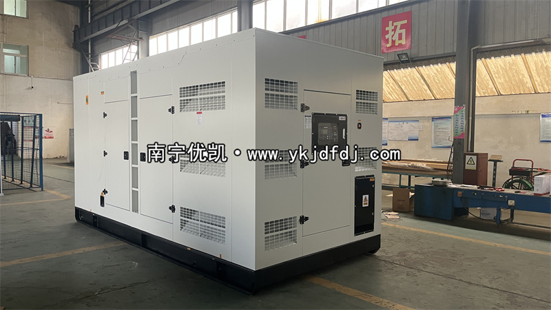 2025年7月15日，國(guó)外項(xiàng)目480KW上柴靜音柴油發(fā)電機(jī)組裝車發(fā)貨憑祥口岸